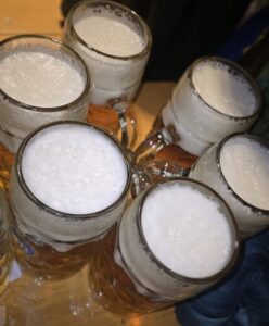 Eine Maß kommt selten allein im Hofbräuzelt.