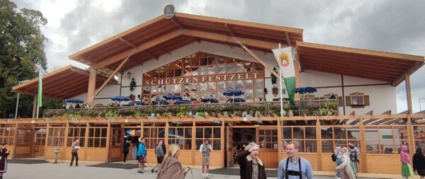 Schützenfestzelt mit dem schönsten Balkon auf der Wiesn