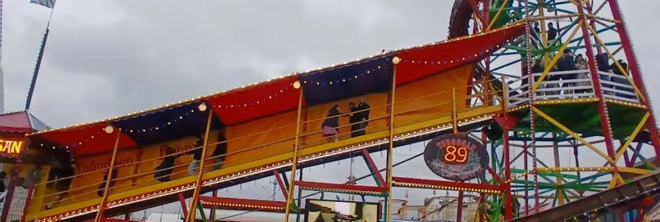 Der Toboggan ist eines der beliebtesten Fahrgeschäfte auf dem Oktoberfest München.