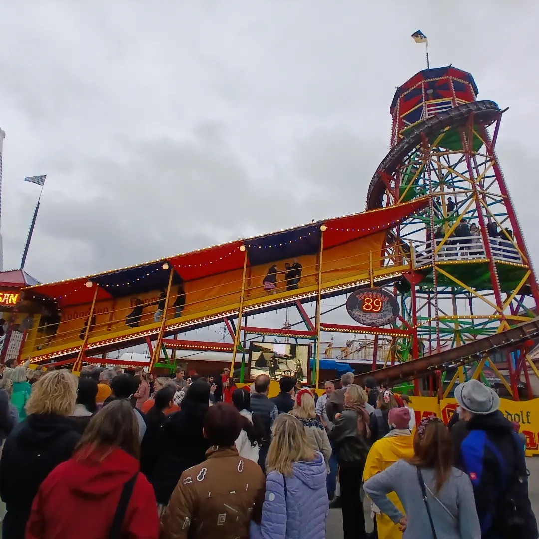 Der Toboggan ist eines der beliebtesten Fahrgeschäfte auf dem Oktoberfest München.