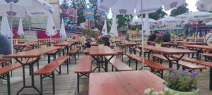 Der Biergarten auf dem Frühlingsfest in Erding. 