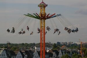 Das traditionelle Karrussell auf der Rheinkirmes Düsseldorf. 